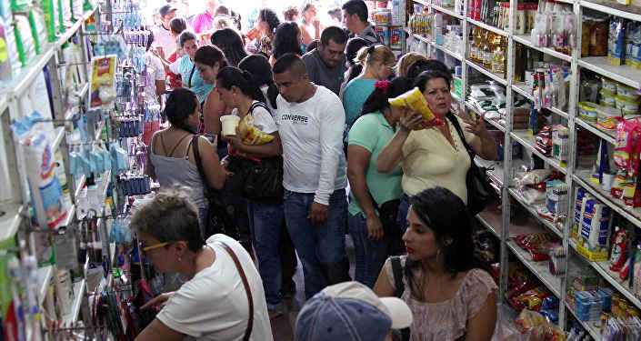 Венесуэла позволила жителям страны приобрести жизненно нужные товары в Колумбии