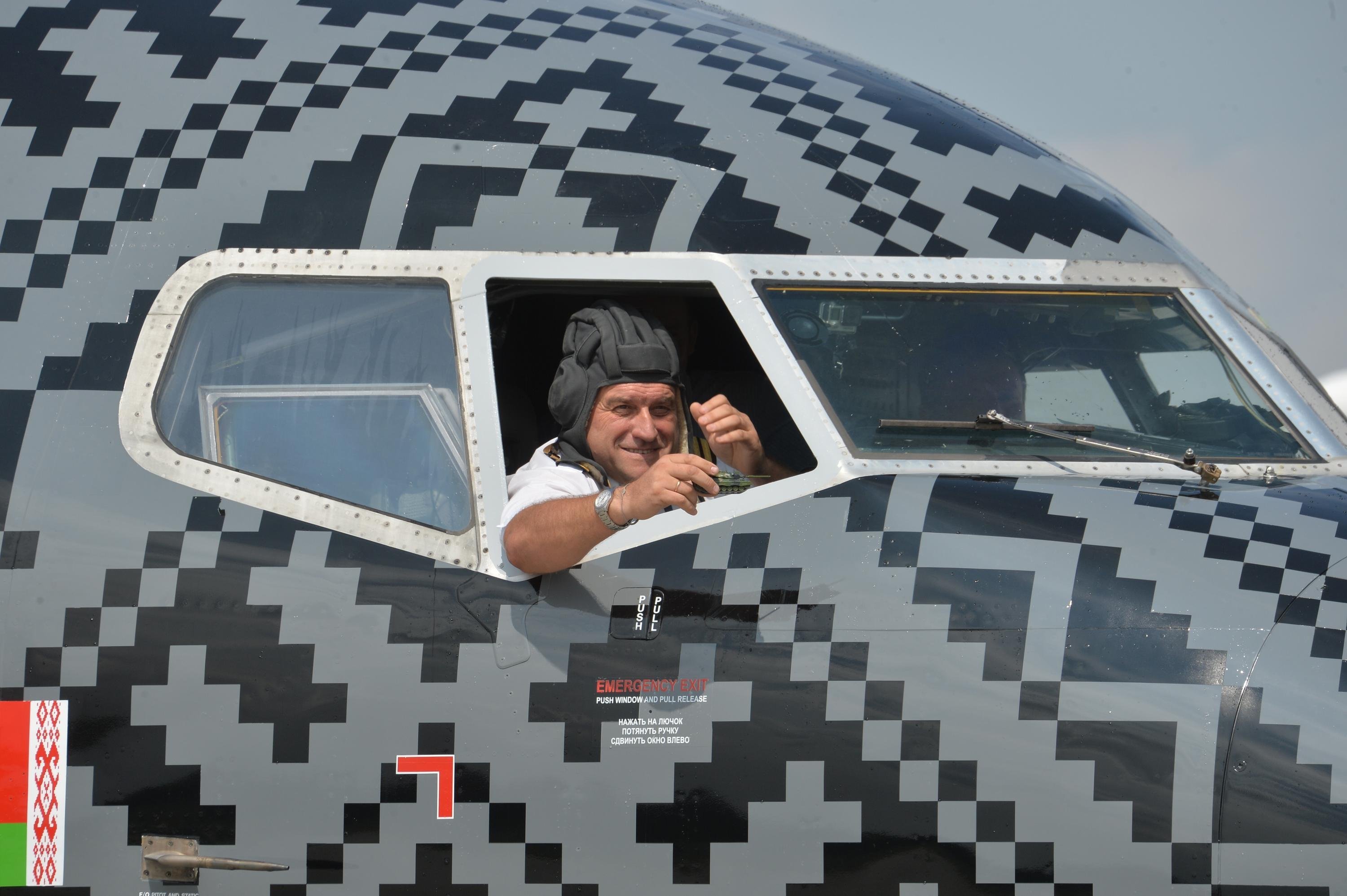 Пилот самолета Wot-Belavia с танкистским шлемом