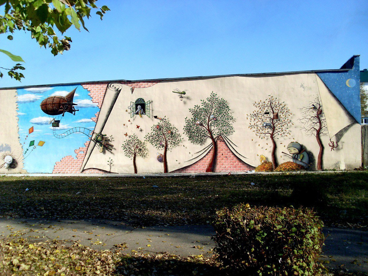 Стена возле детской поликлиники на улице Ильина в Пинске 
