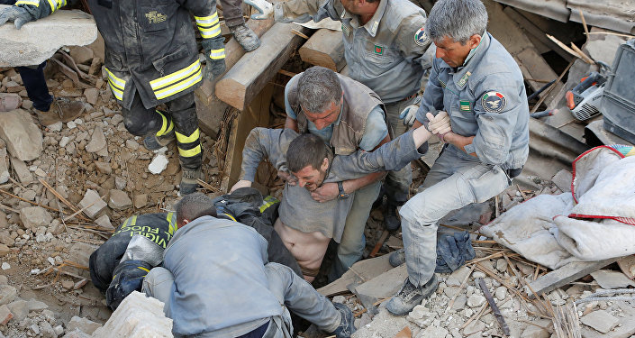 Работа итальянских спасателей на завалах после землетрясения