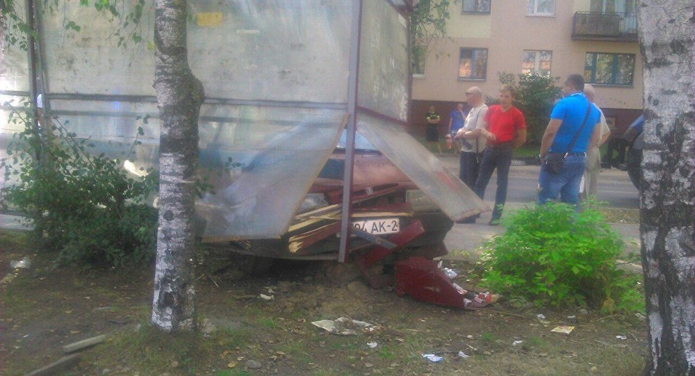 Нетрезвый шофёр въехал в остановку транспорта в Витебске