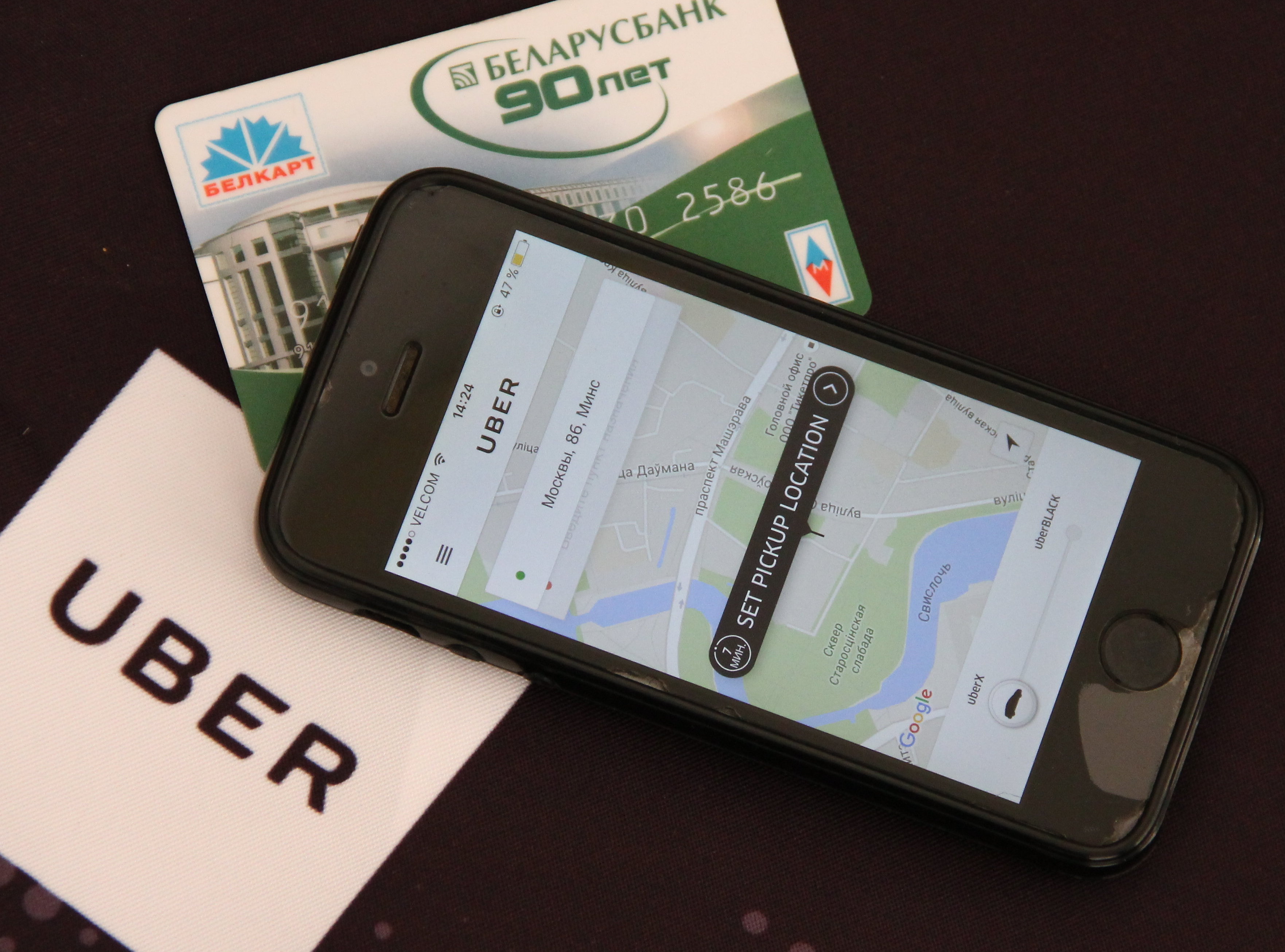Приложение Uber на смартфоне и карточка Белкарт