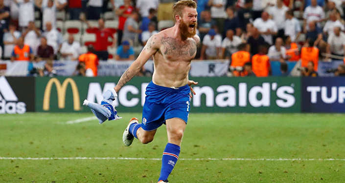 Исландец Гунарссон радуется победе своей сборной над англичанами