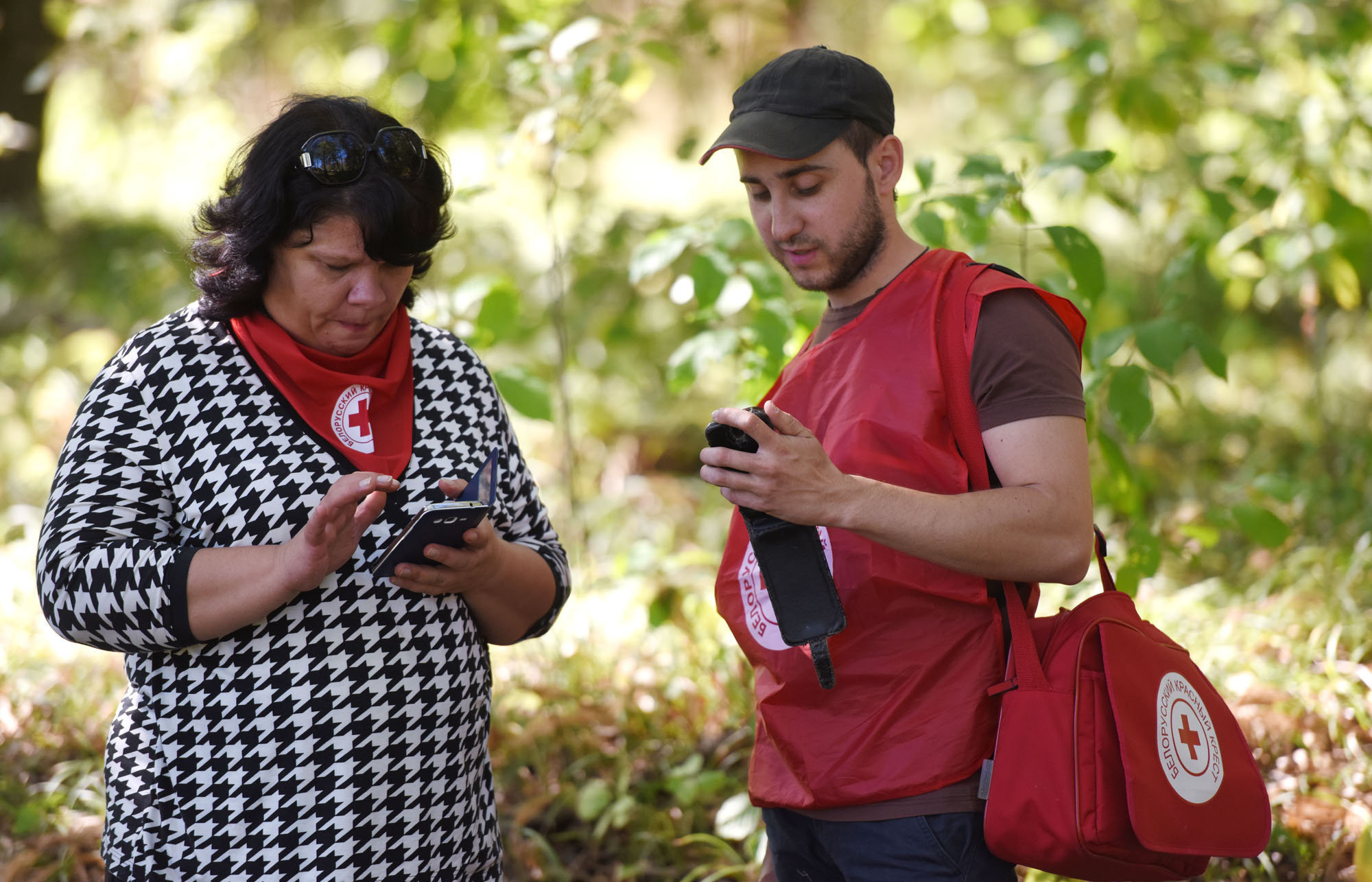 За готовность прийти на помощь представители БОКК вручали водителям витамины.