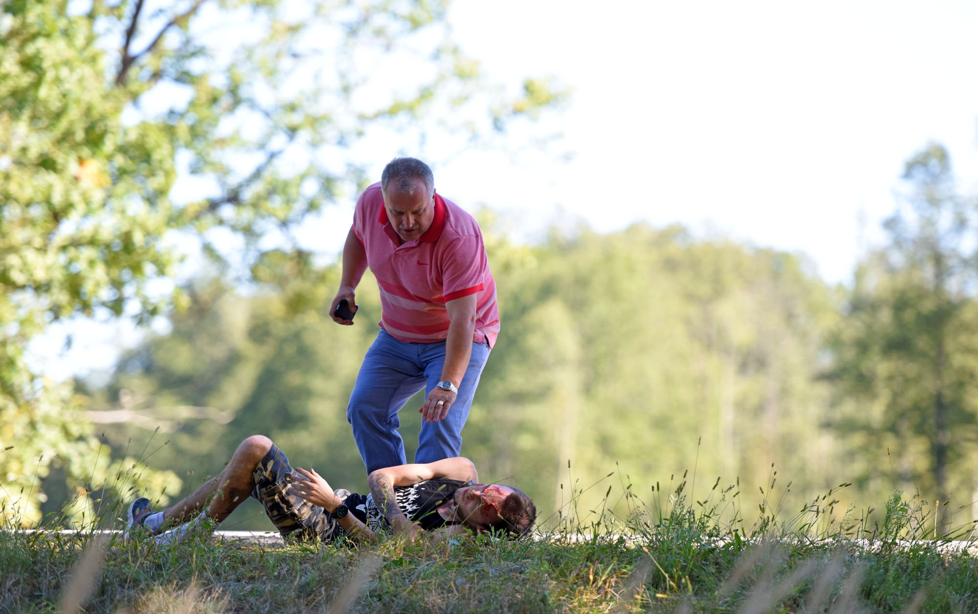 Машины останавливались, из них выбегали водители и пассажиры.