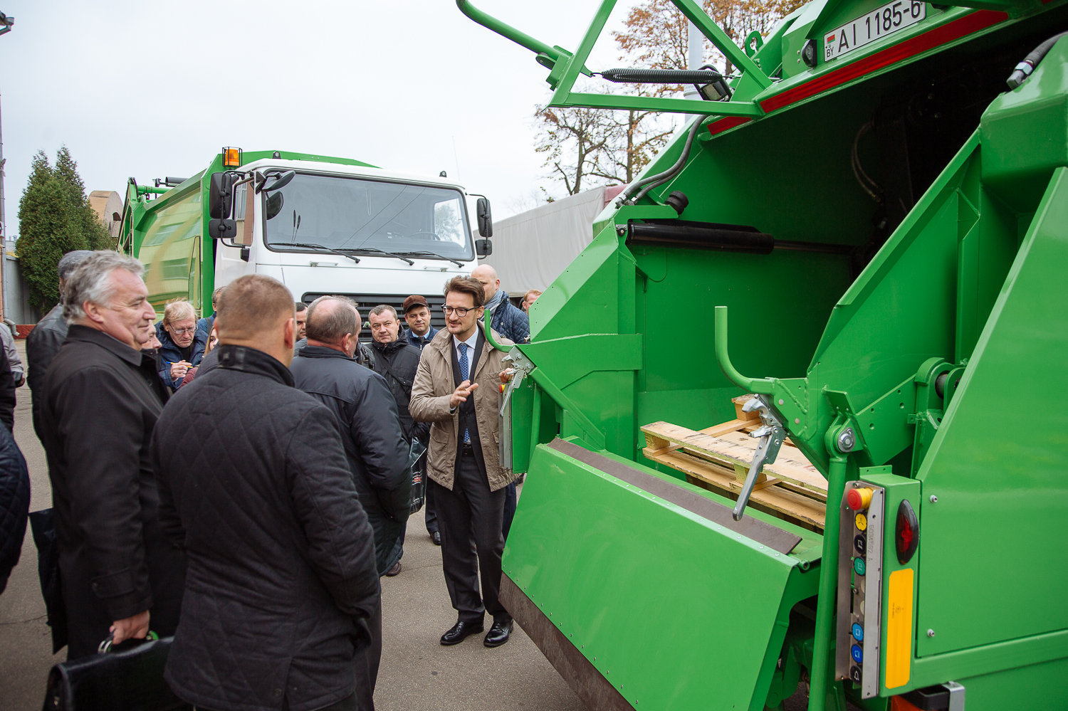 Мусоровоз позволяет уплотнять крупногабаритные предметы