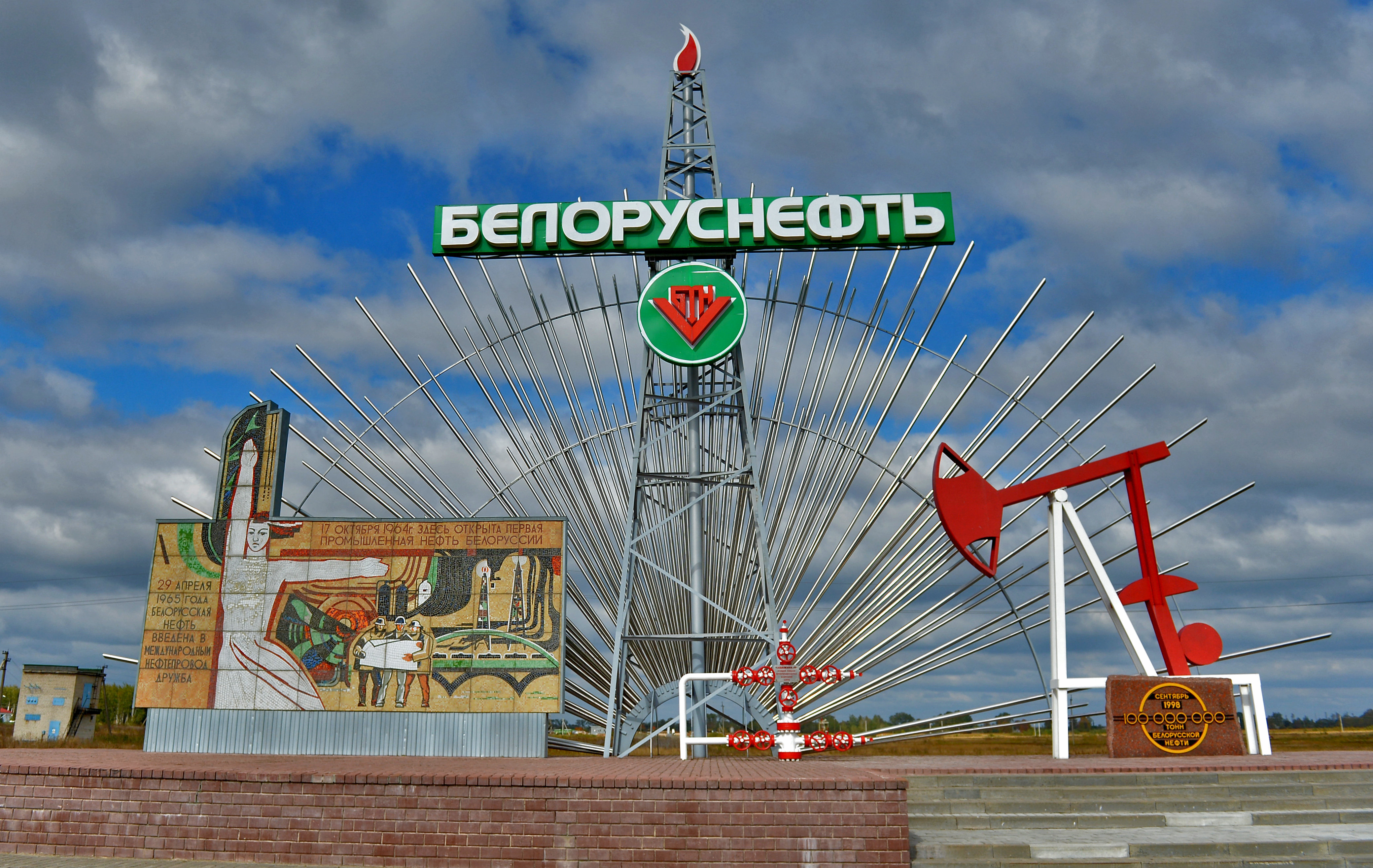 Стела на месте восьмой скважины