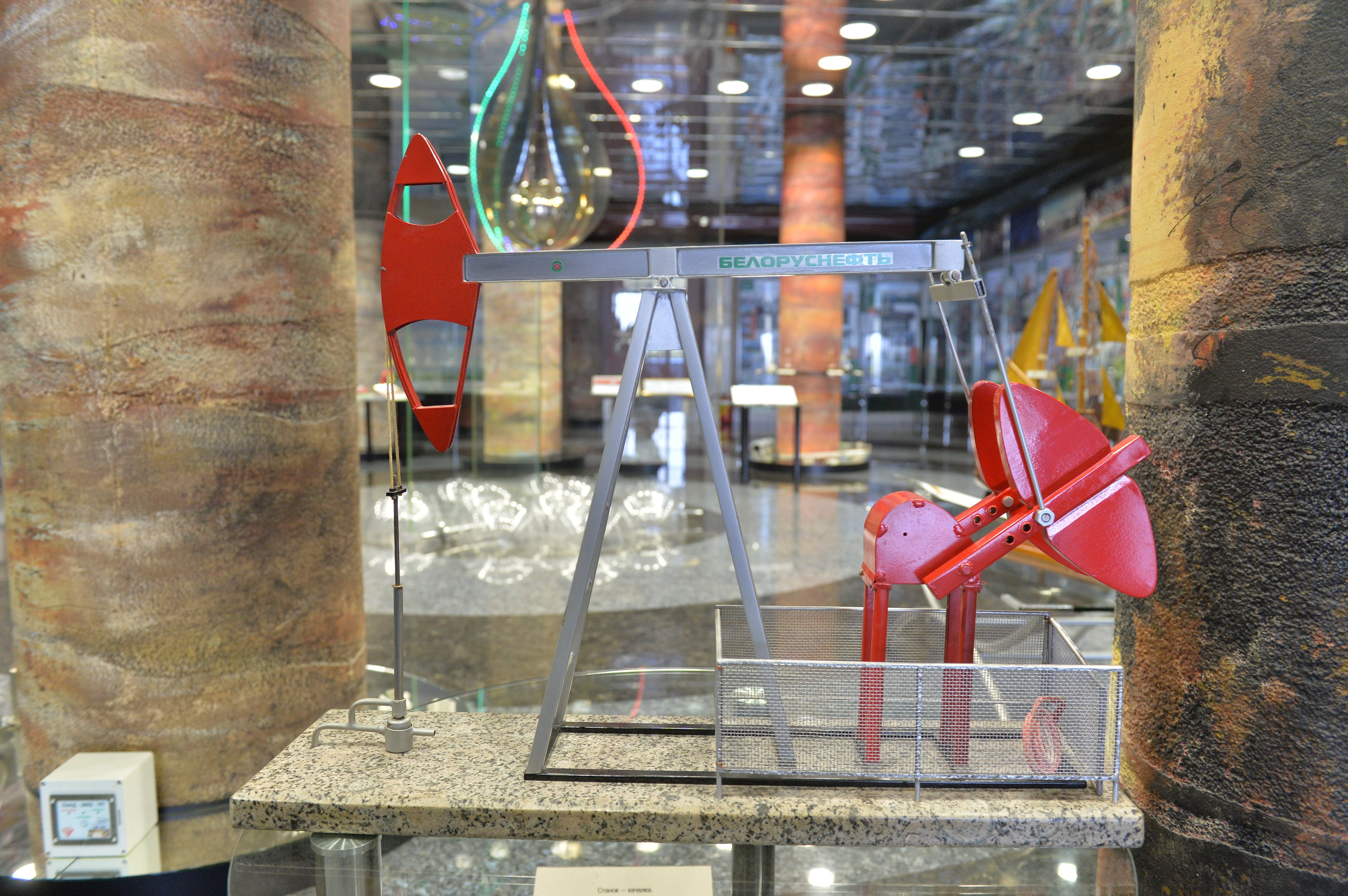 Макет нефтяной вышки в музее