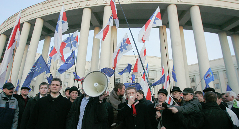 Участники шествия в рамках оппозиционной уличной акции День воли в центре Минска