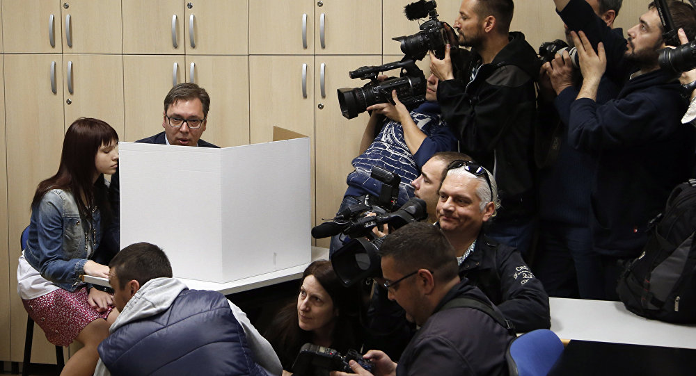 Фаворит президентской гонки в Сербии- действующий премьер-министр Александар Вучич с дочерью Милицей