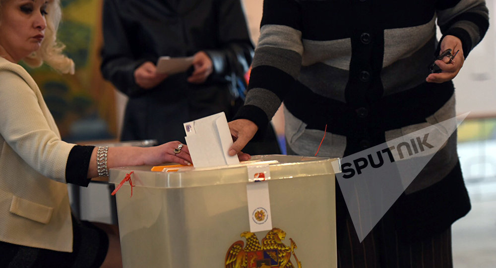Президент Армении проголосовал на выборах в парламент страны