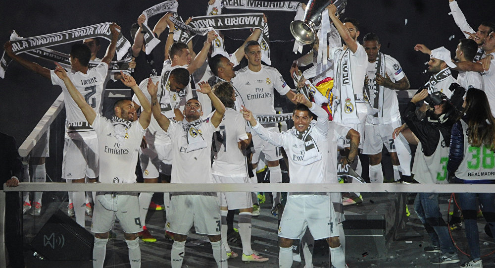 Футболисты Реала празднуют победу в ЛЧ в сезоне-2015/16 на стадионе Сантьяго Бернабеу
