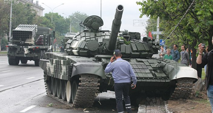 В Минске на репетиции парада танк снёс немалый столб